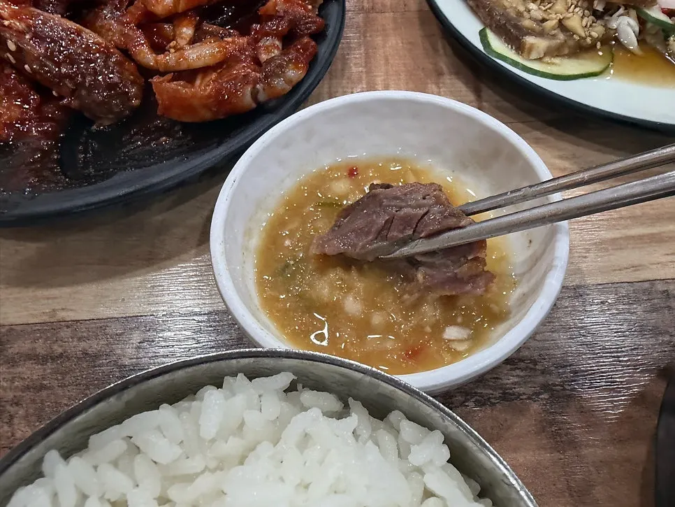 감자탕 고기와 곁들임 소스