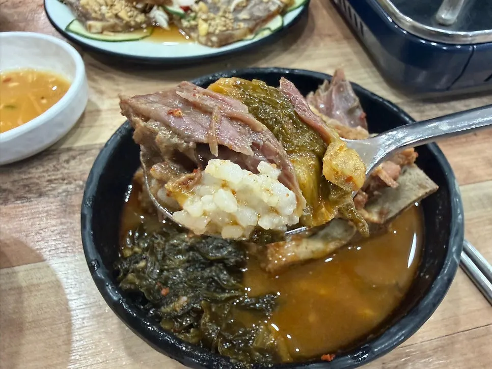 마늘소스에 찍어 먹는 감자탕 고기