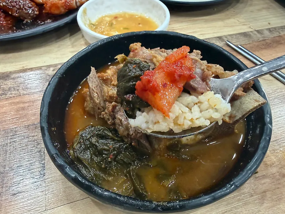 진한 육수의 감자탕 한입