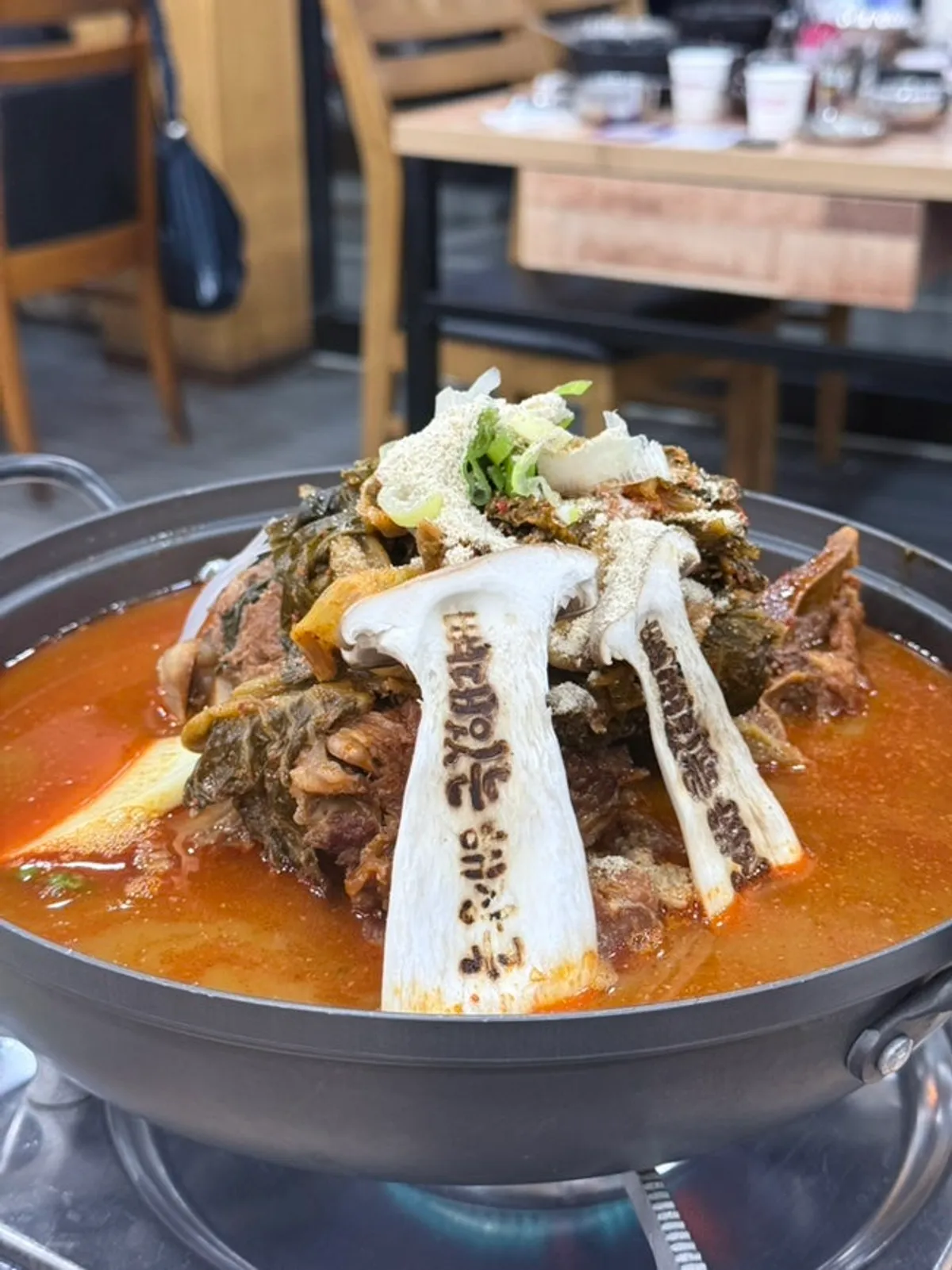 들깨가루 올라간 2인 감자탕 한 냄비