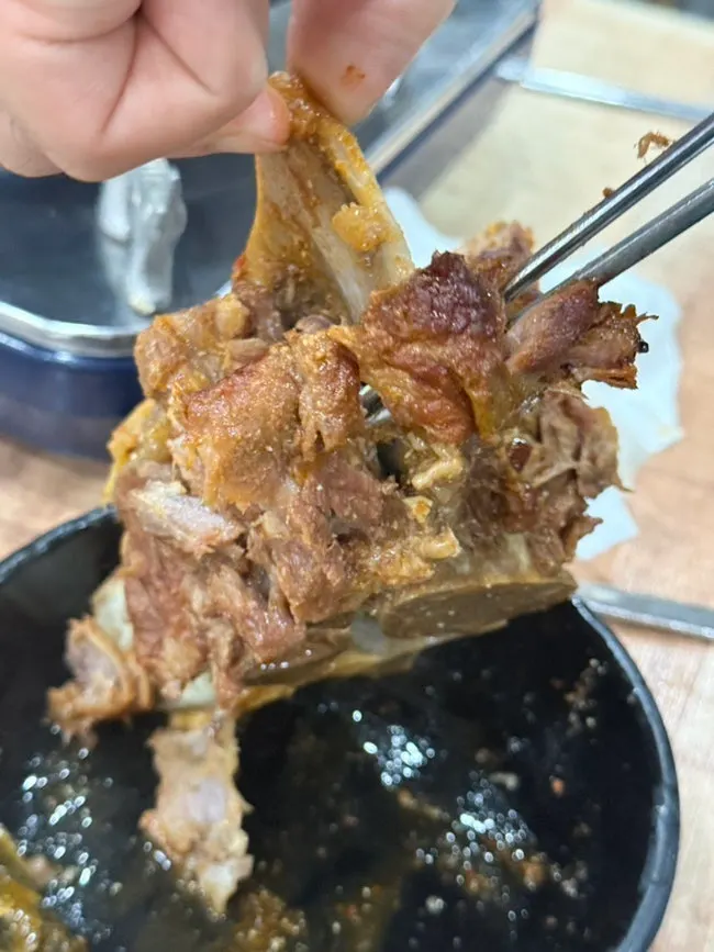 큰 덩어리 뼈고기가 들어찬 감자탕