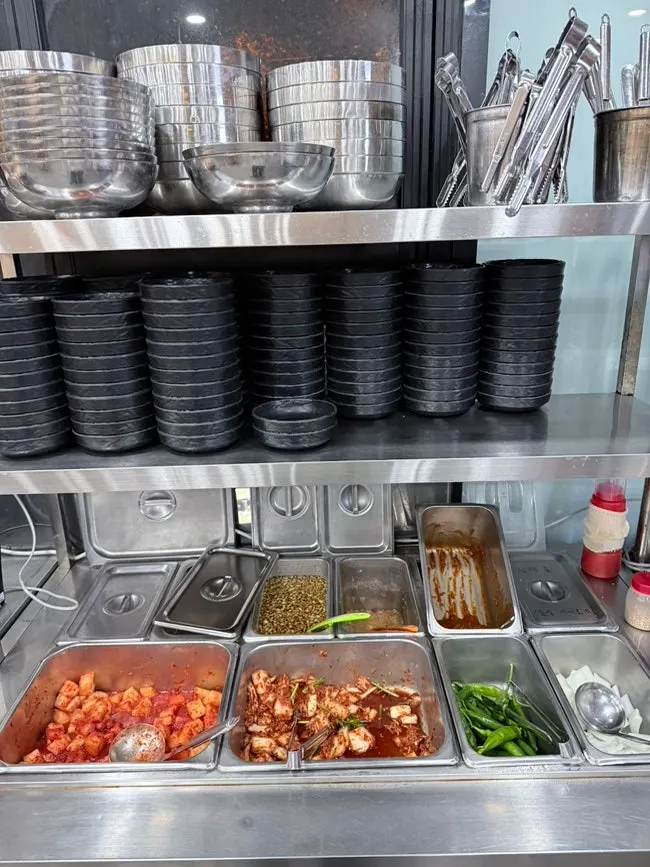 사리면과 김치, 깍두기가 놓인 셀프코너