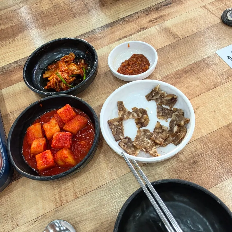Full table setup with 3-person gamjatang and sotbap