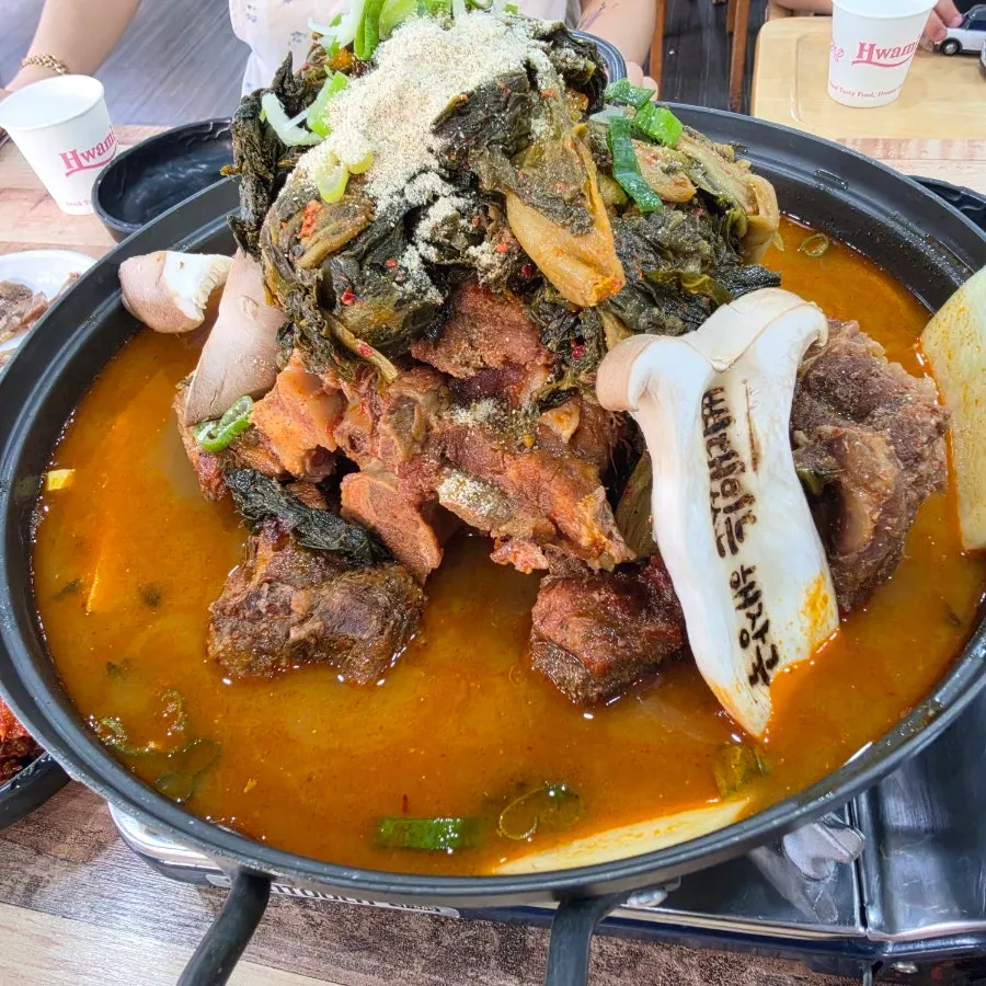 Bowls of kimchi and kkakdugi