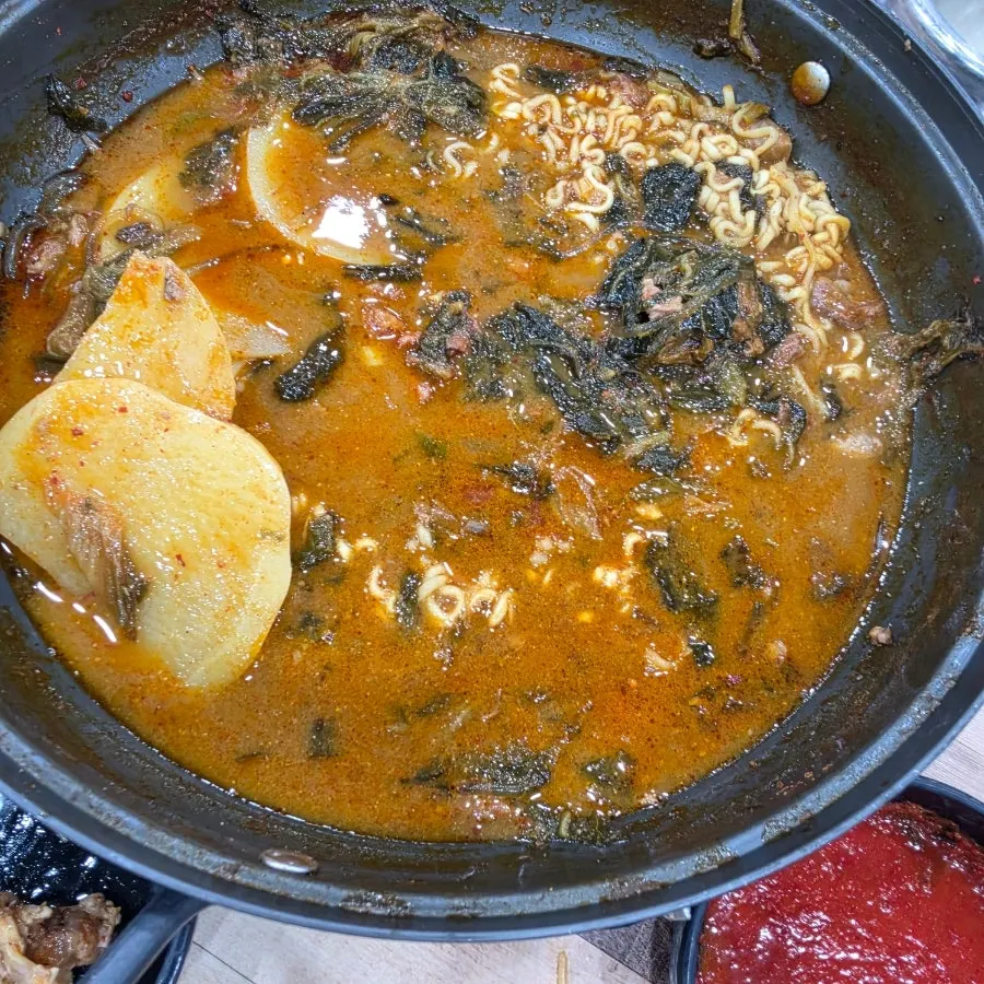 Sotbap with nurungji formed and gamjatang broth