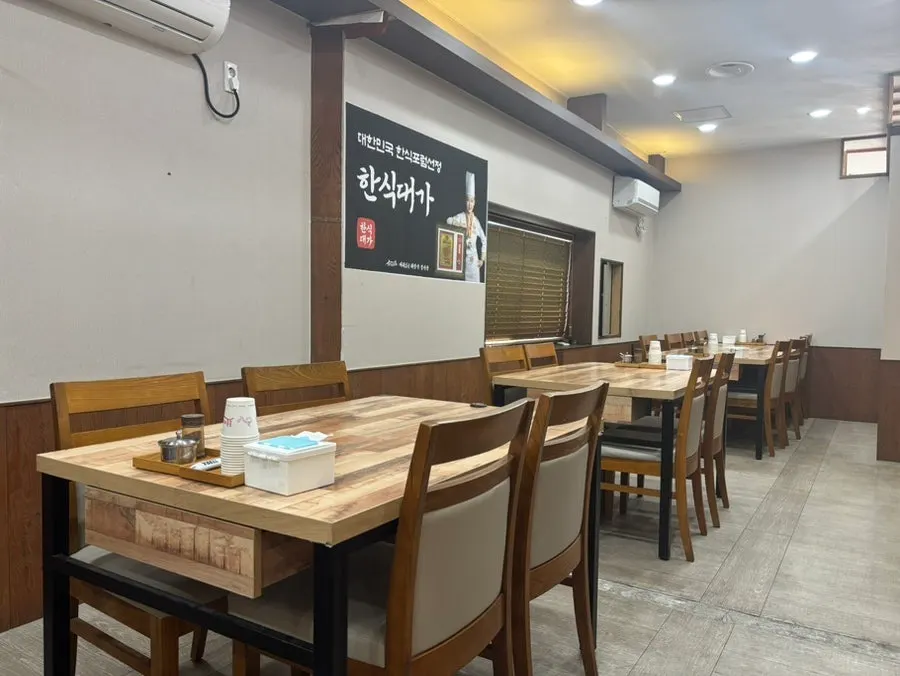 Table-style private room for larger groups