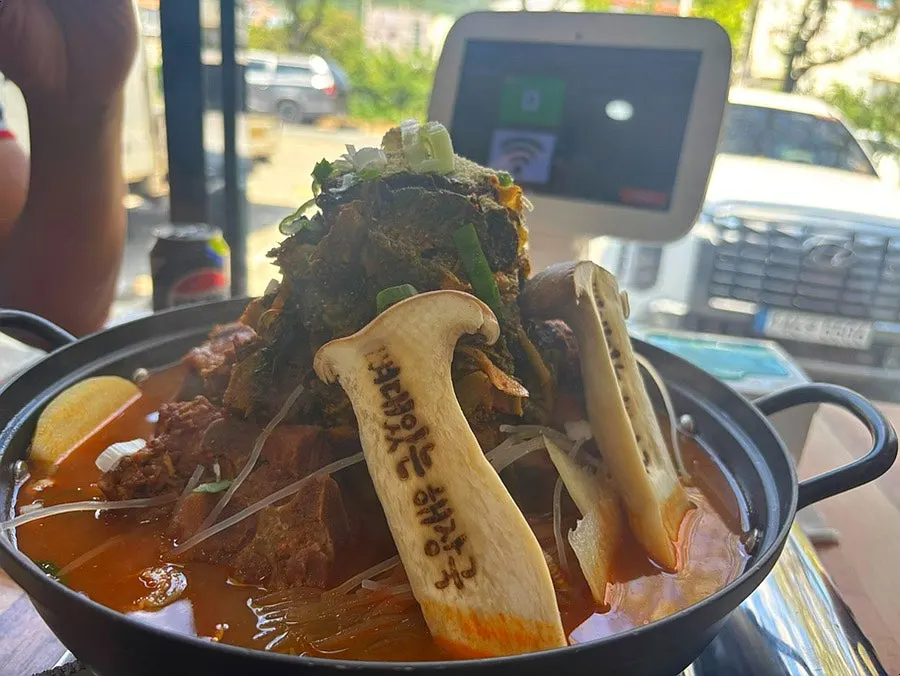 Gamjatang loaded with large bones and ugeoji