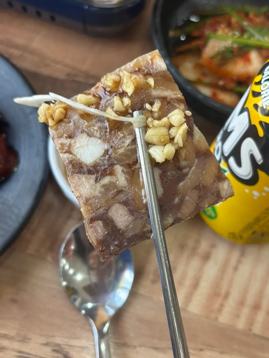 Garlic boiled pork slices served with the set