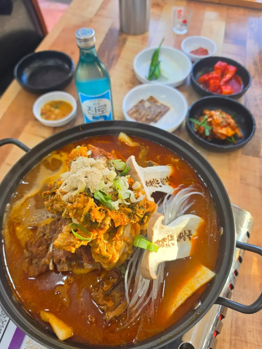 2인 감자탕의 푸짐한 한 상