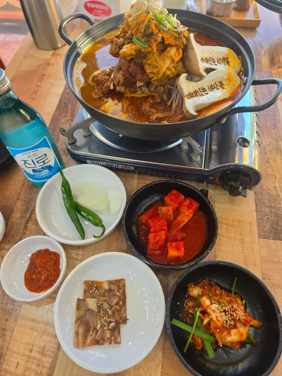 넉넉한 뼈가 담긴 감자탕