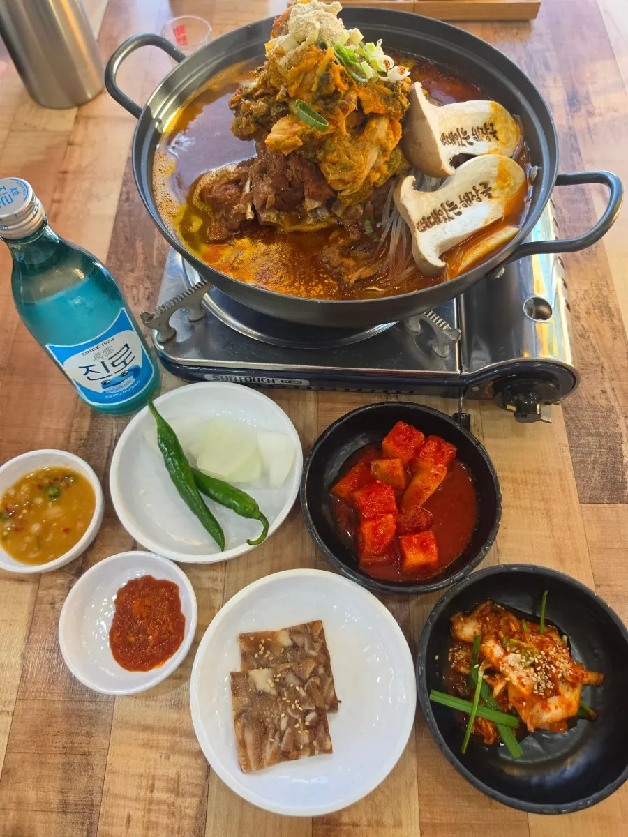 감자탕 냄비에 담긴 큼직한 뼈