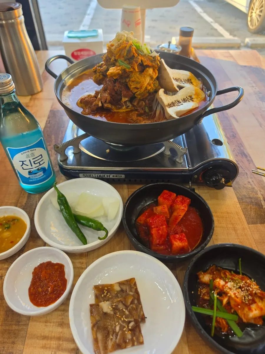 큰 뼈를 담은 감자탕 상차림