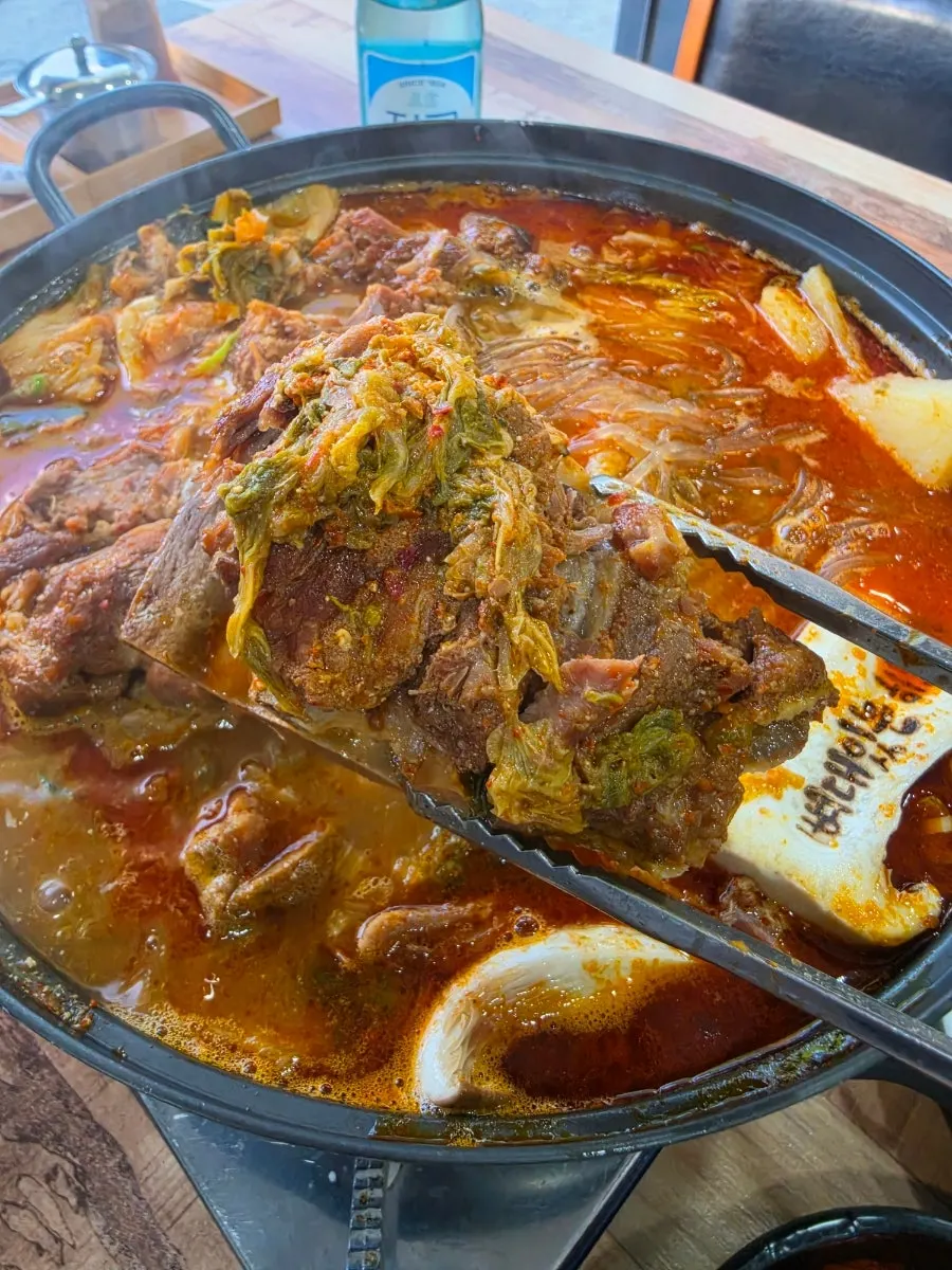 양념장에 찍어 먹는 감자탕 살점