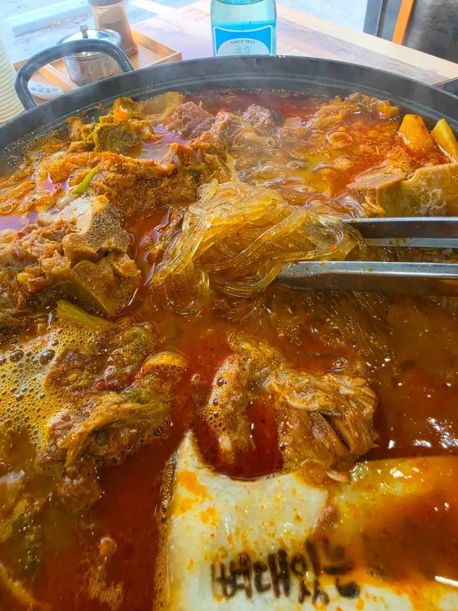감자탕 국물에 담긴 당면 사리