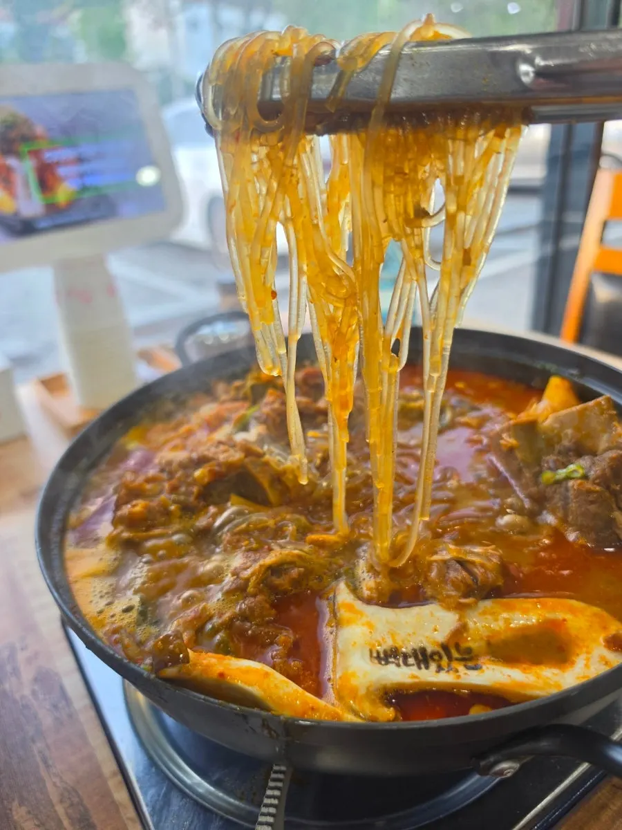 감자와 사리가 들어간 감자탕