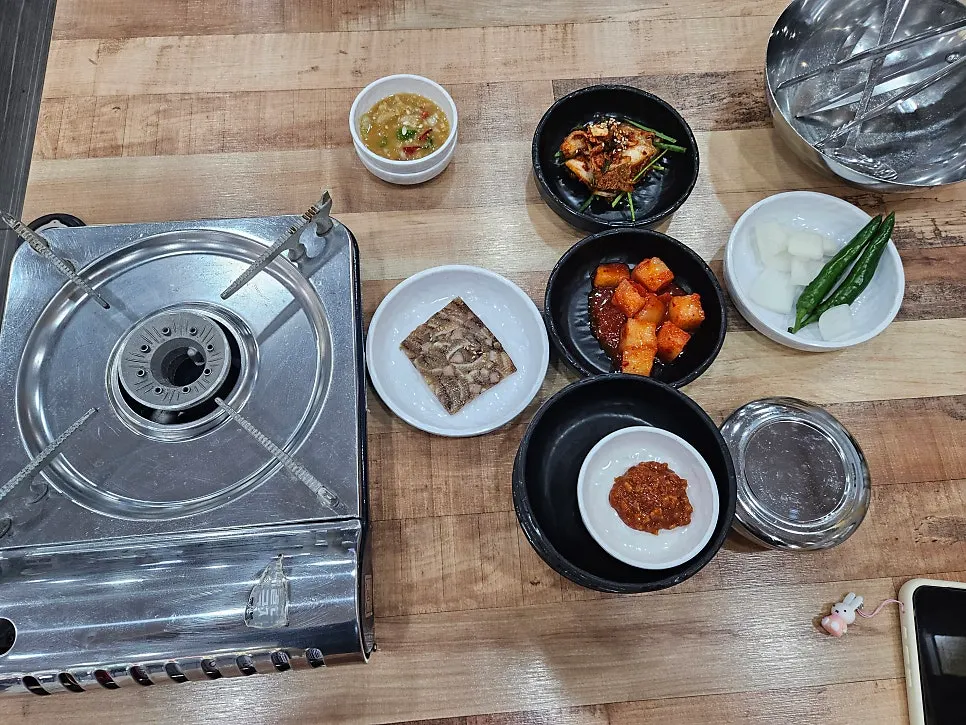 Basic side dishes served with the gamjatang
