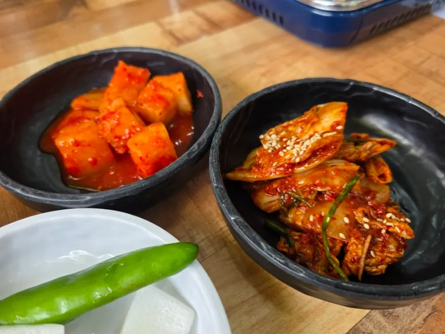 김치 2종과 쌈장이 담긴 기본찬
