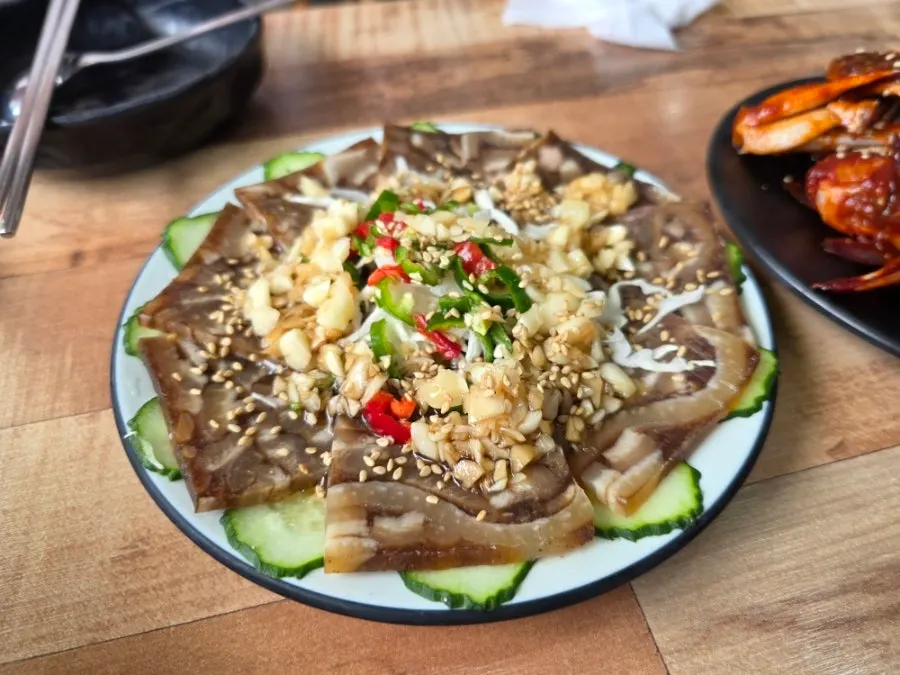 다진 마늘과 양파가 들어간 고기 찍먹 소스