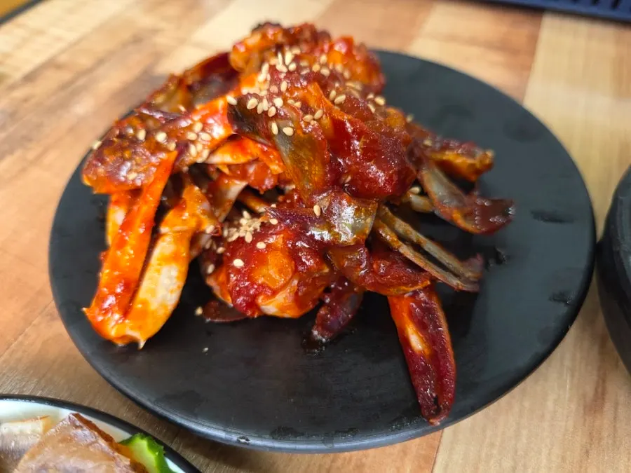 2인 한상에 포함된 마늘편육과 양념게장