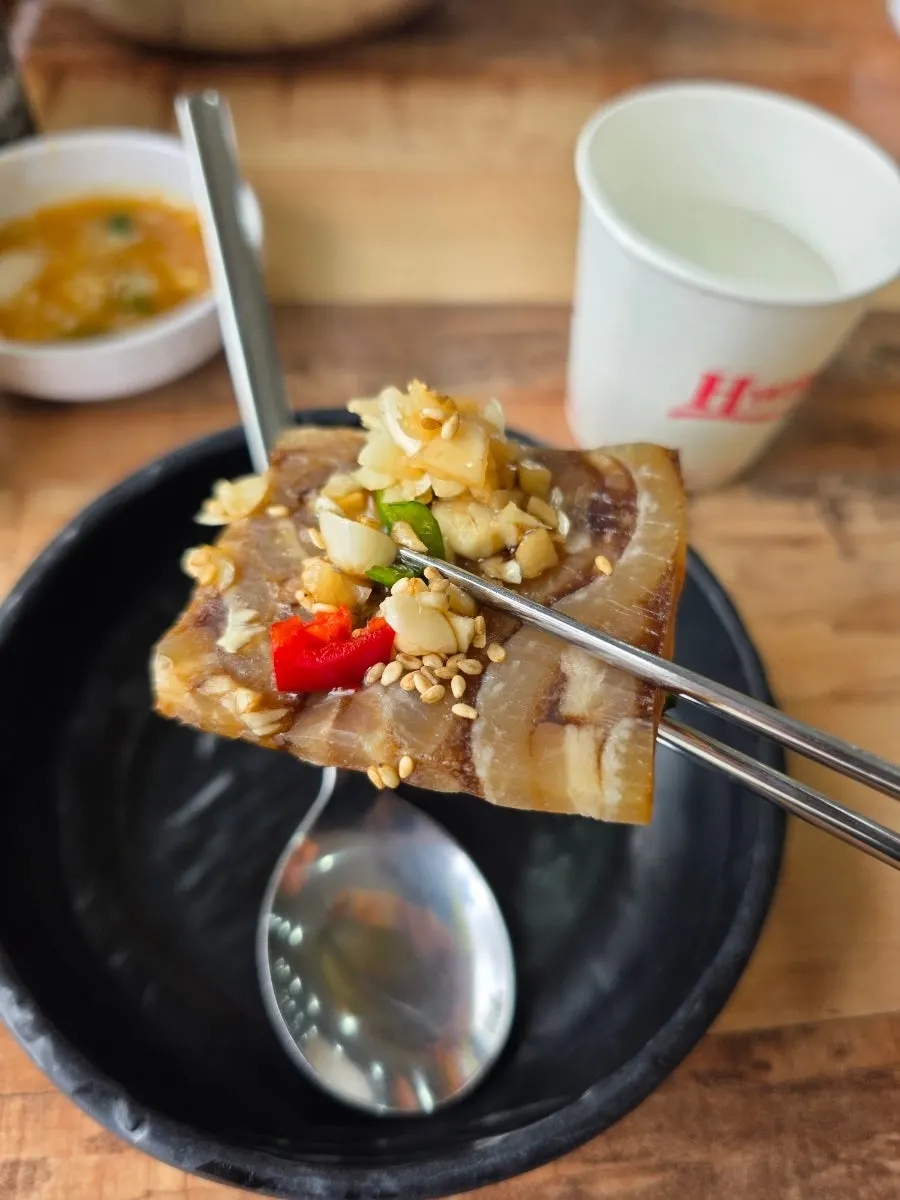 적당한 두께로 썰린 마늘편육