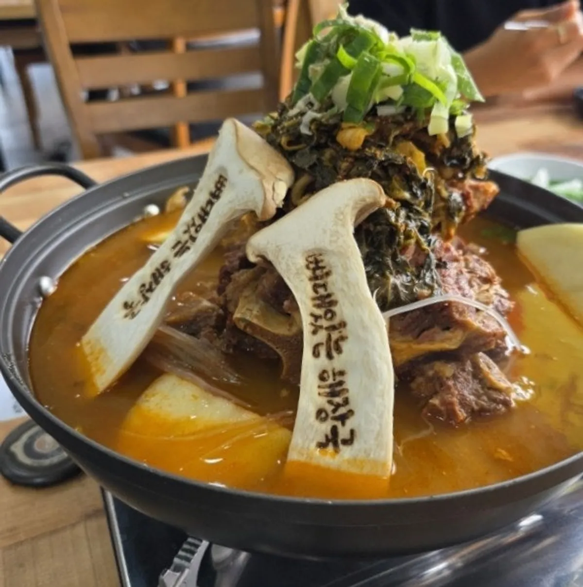 뼈 6~7덩이가 담긴 감자탕 2인