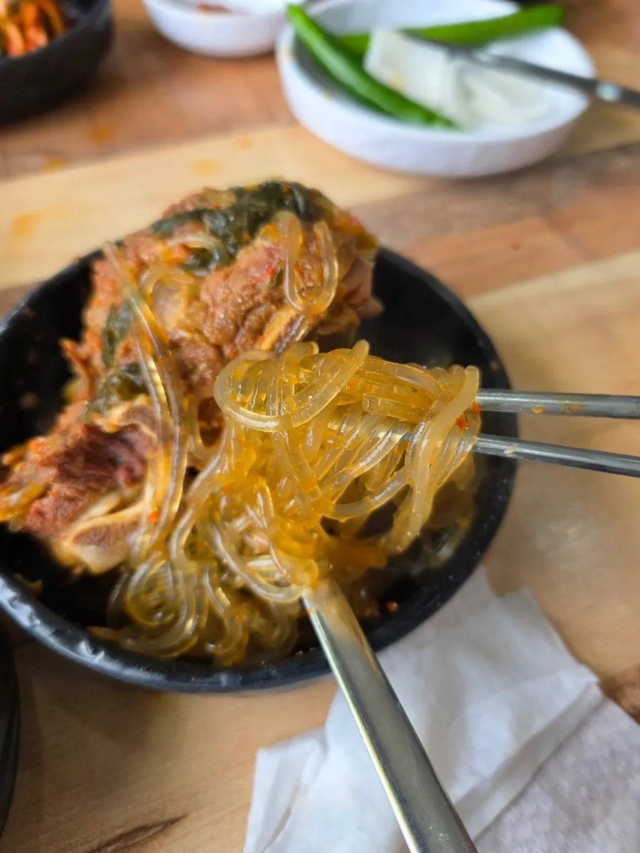 발골한 감자탕 뼈와 살