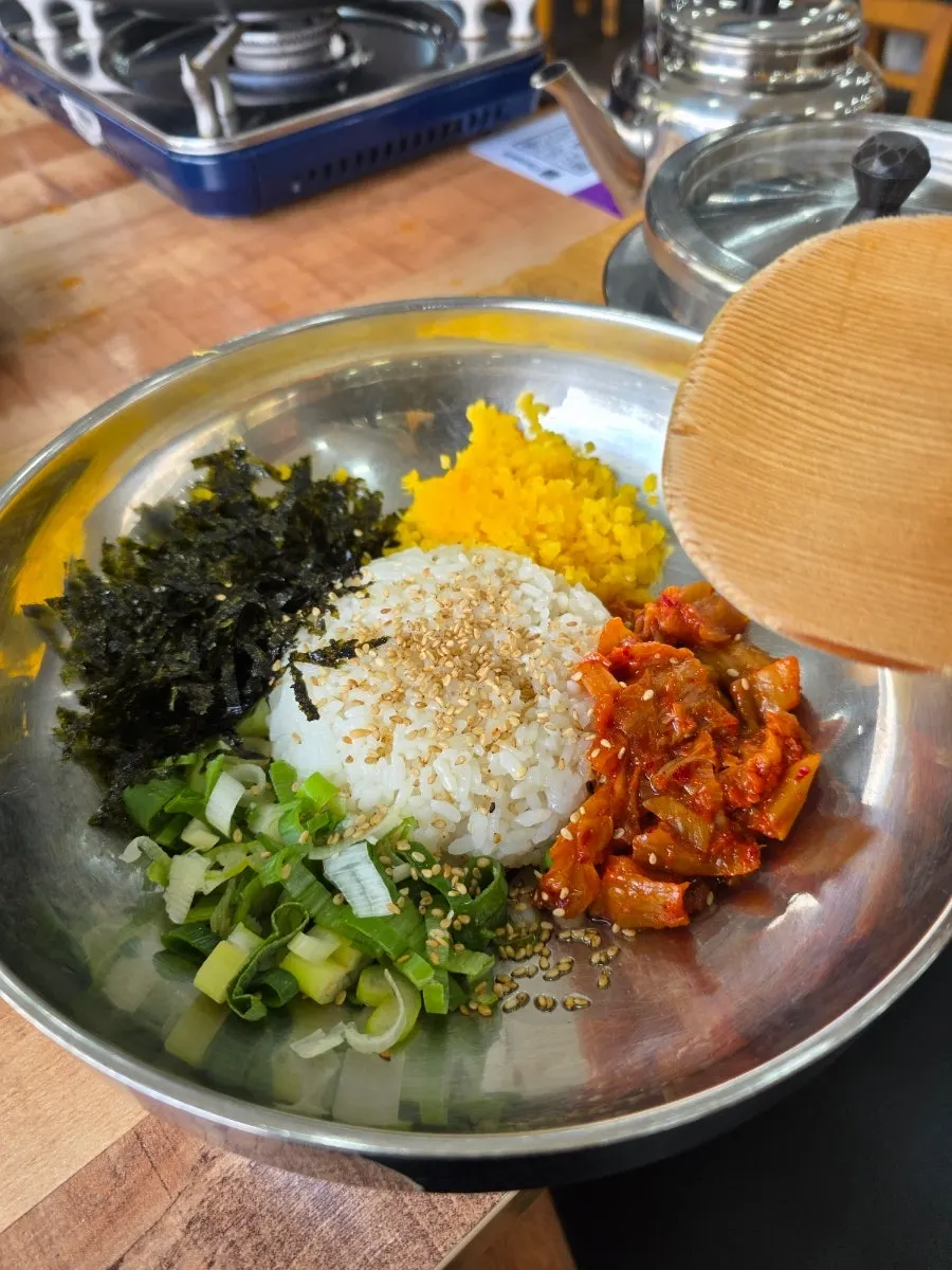 덜어낸 당면과 감자탕 냄비