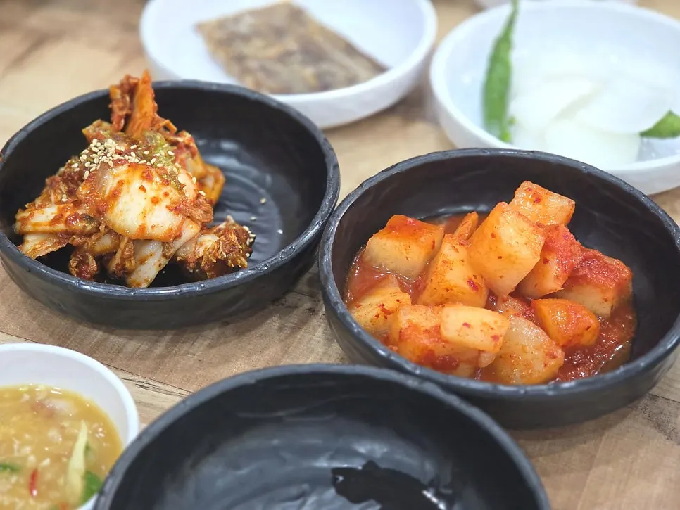 Basic side dishes including kkakdugi and geotjeori