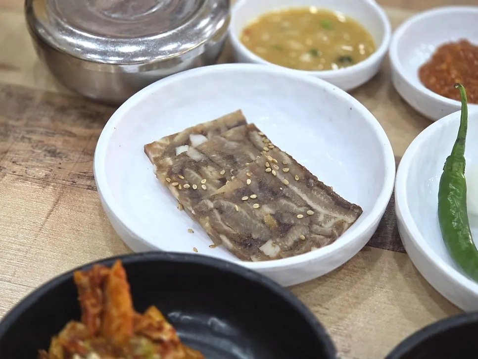 A plate of sliced boiled pork served as a side