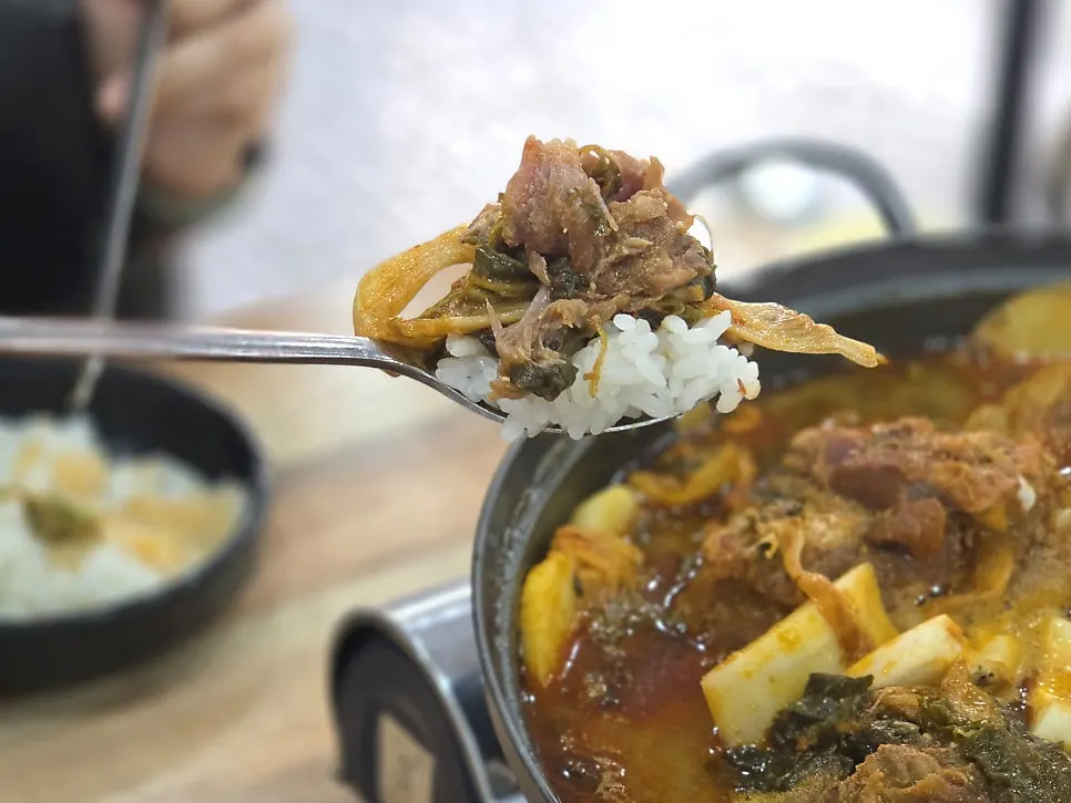 Fluffy sotbap served alongside the gamjatang meal