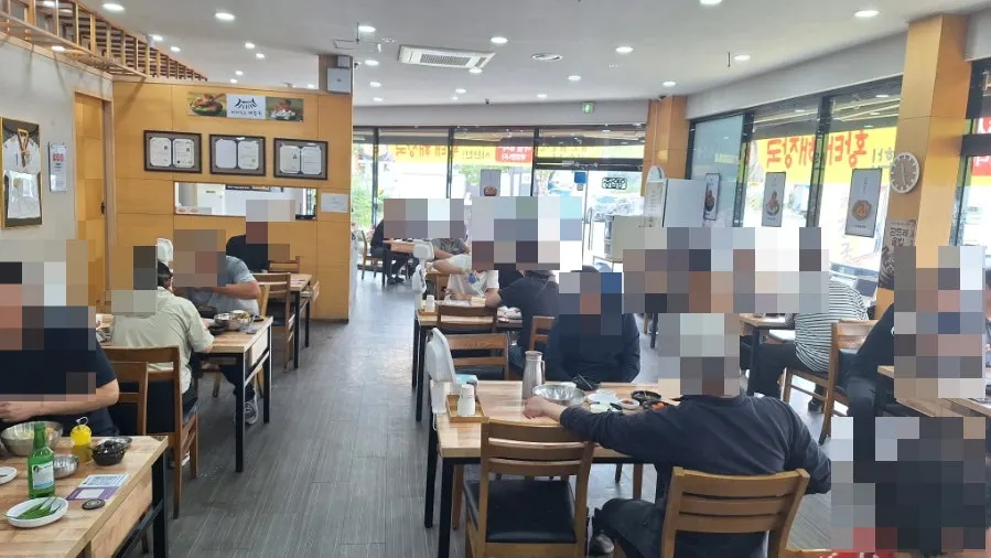 일요일 점심 손님으로 붐비는 매장 내부