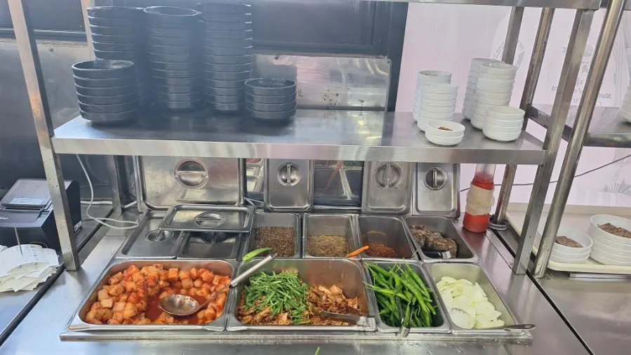 편육과 기본 반찬이 놓인 테이블