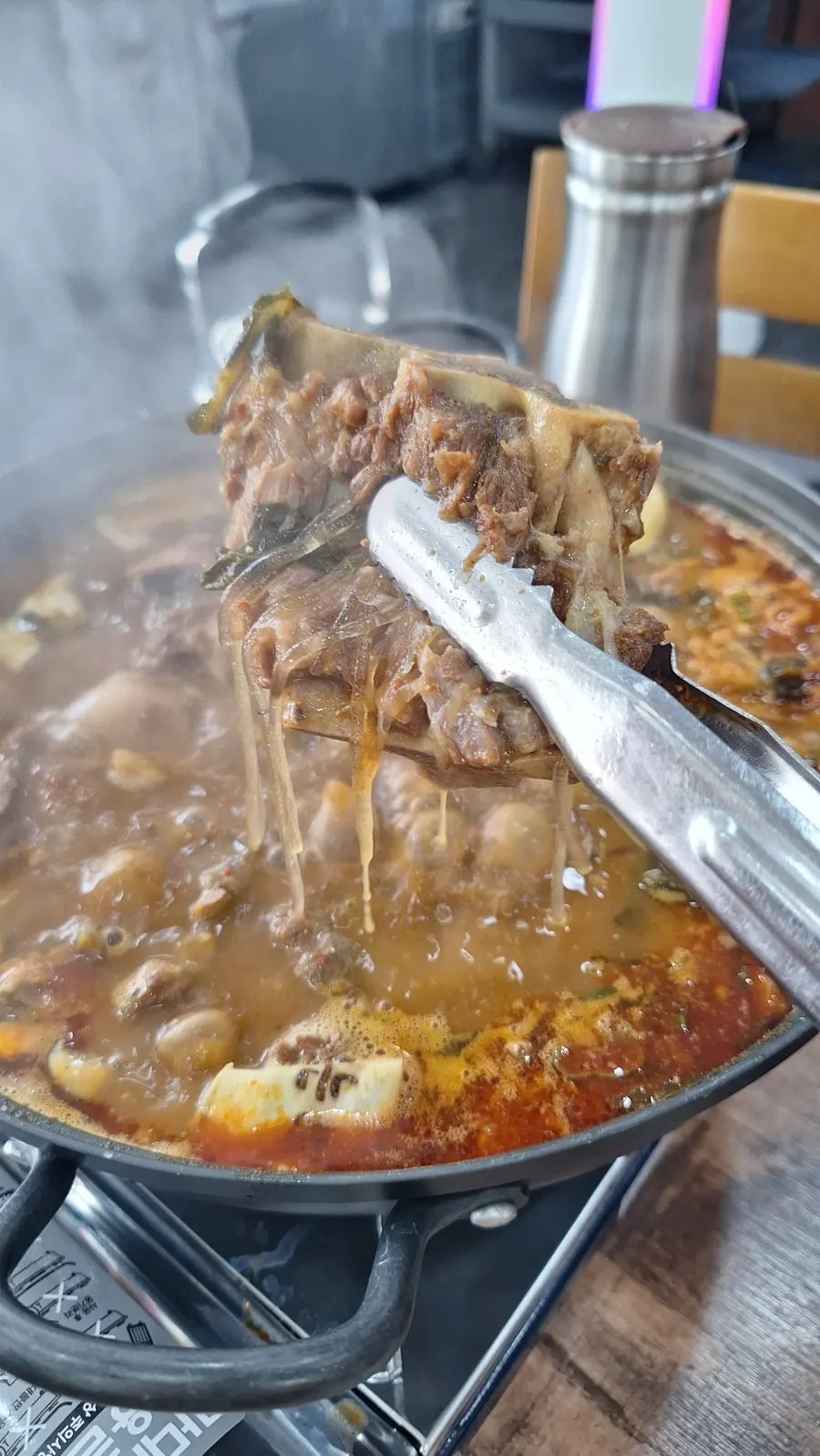 보글보글 끓는 감자탕과 직접 담근 김치