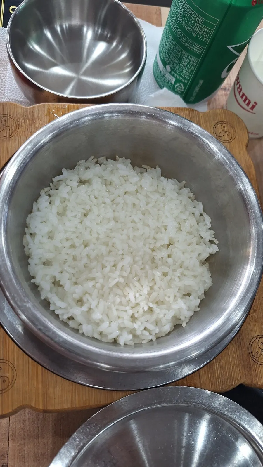윤기 나는 밥이 담긴 솥밥