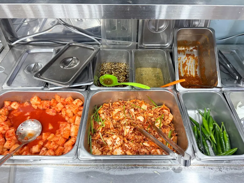 Self-serve corner for refilling side dishes