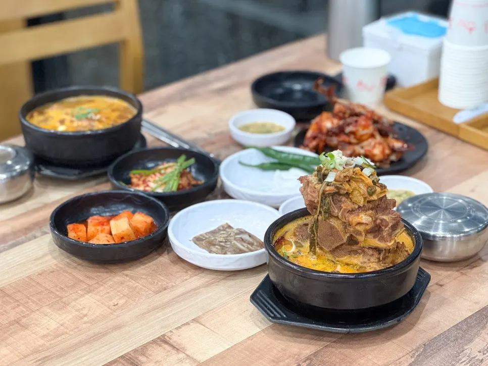 A full table setting of haejangguk