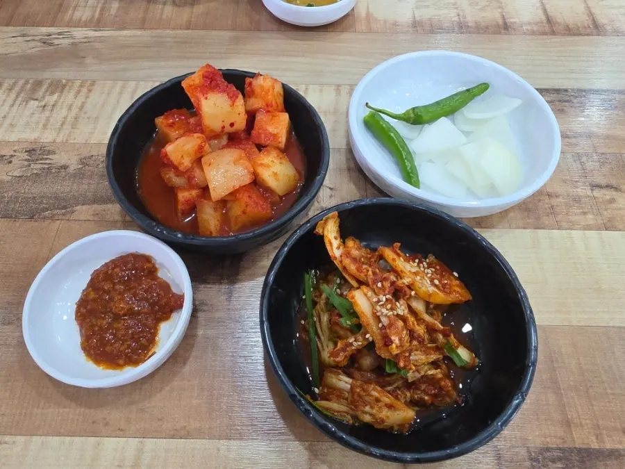 테이블에 놓인 태블릿 주문 화면