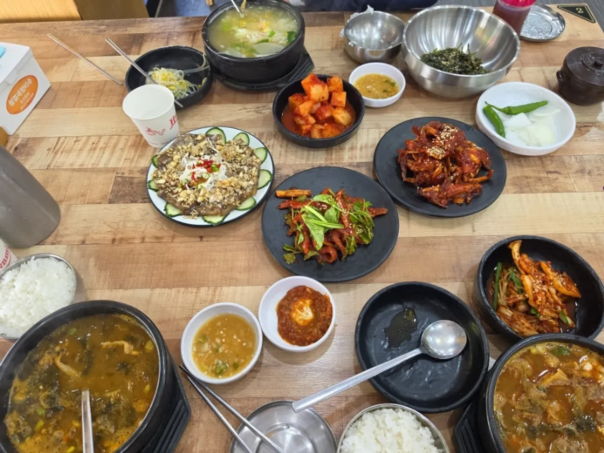콩나물과 비빔장이 함께 나온 황태해장국 한상