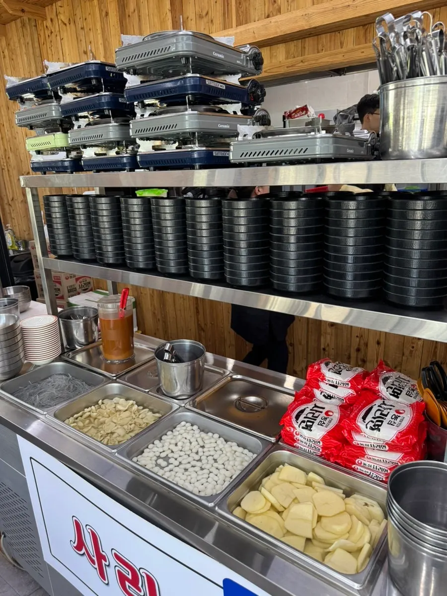 Rincón de sari con pastel de arroz y fideos ramen para el gamjatang