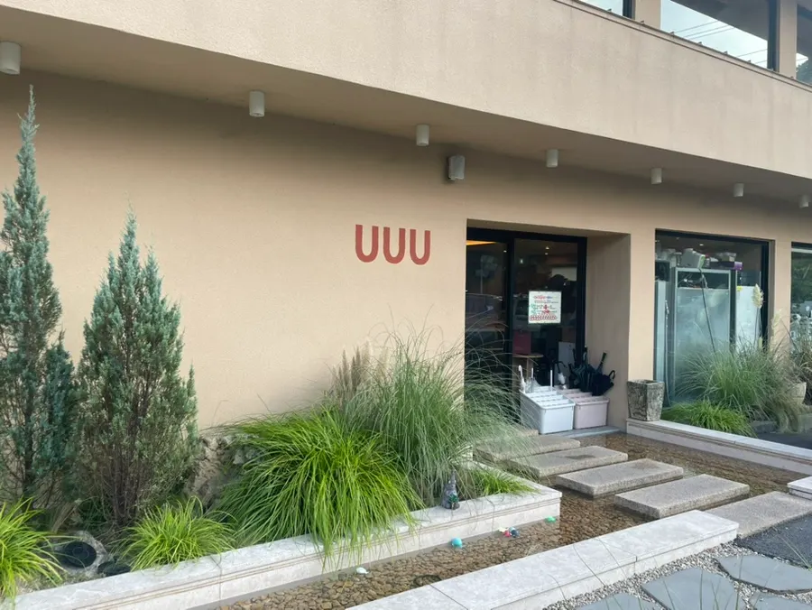Interior view of Yu Yu Yu café in Gimhae