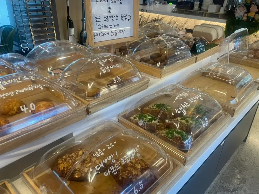 Bread on display at Yu Yu Yu bakery counter