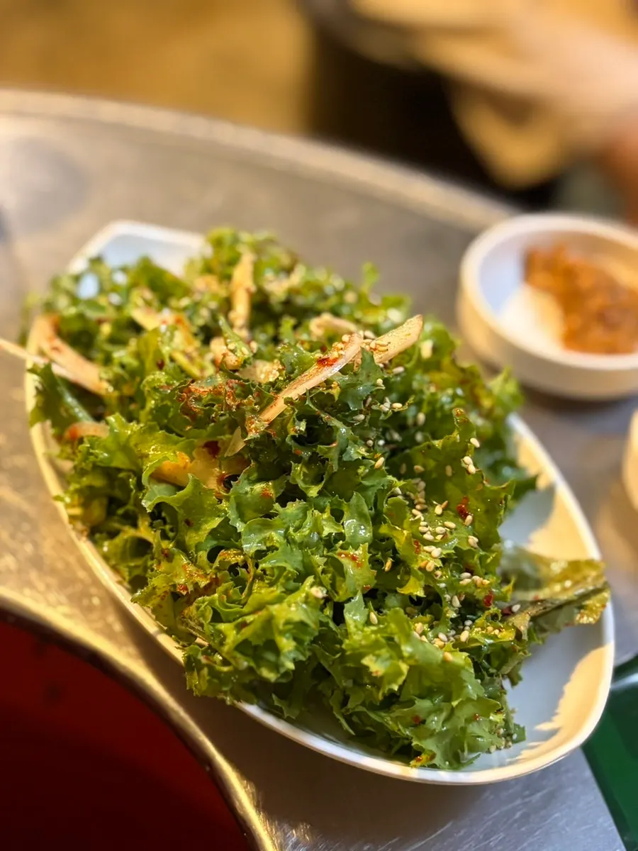 Side dish containers at the self-serve bar