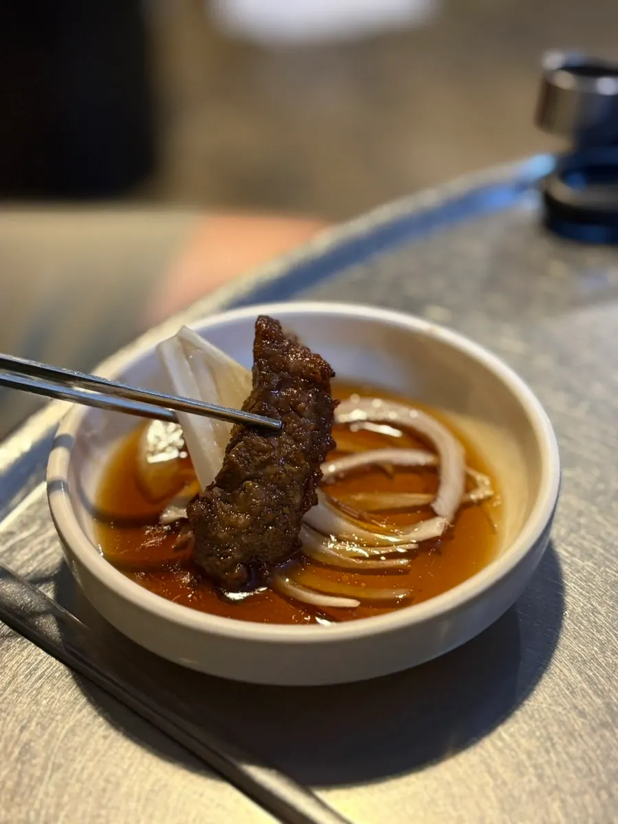 Beef short rib eaten with sliced onion
