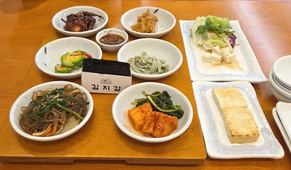 Basic side dish spread for the B set bossam