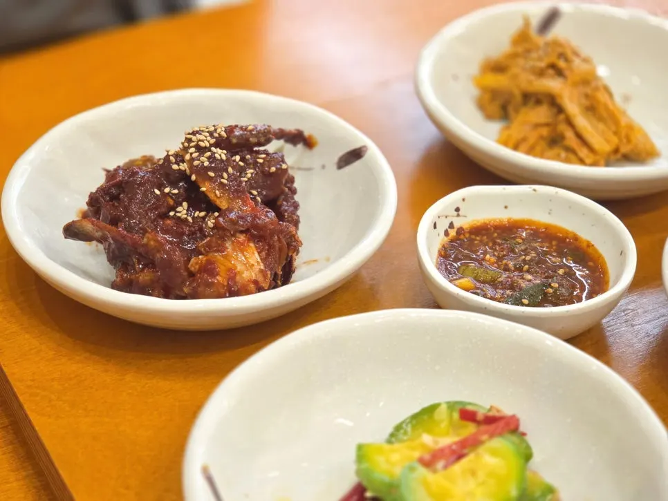 Yangnyeom gejang and aged kimchi stew side dishes