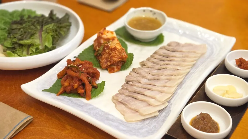 Gaya Kkeutjip bossam set table spread