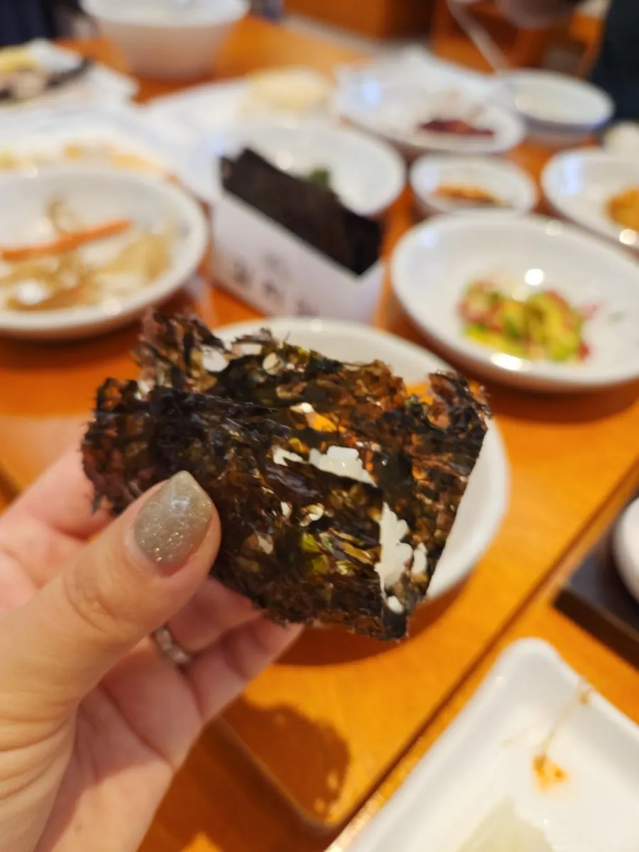Laver paired with seasoned raw crab