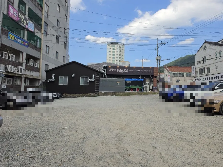 View of Gaya Kkeutjip with its spacious parking lot