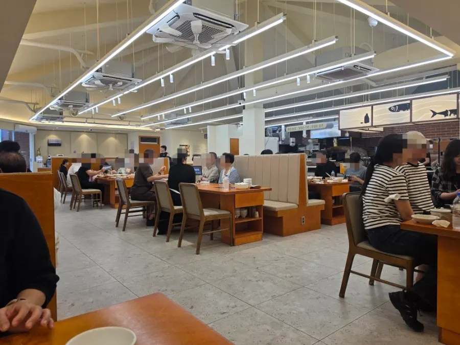 Open, airy seating hall at Gaya Kkeutjip