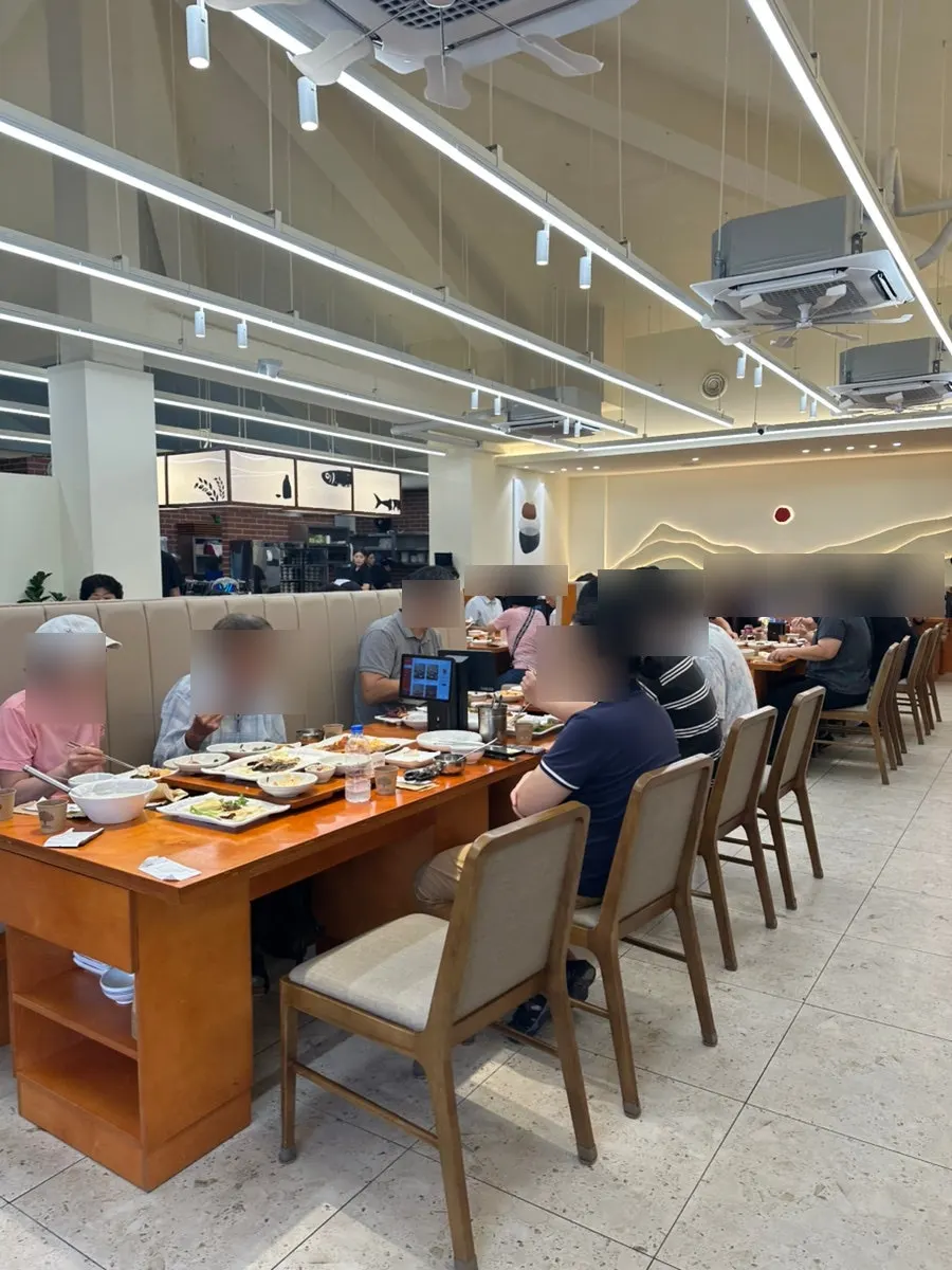 Spacious dining hall with many tables at Gaya Kkeutjip